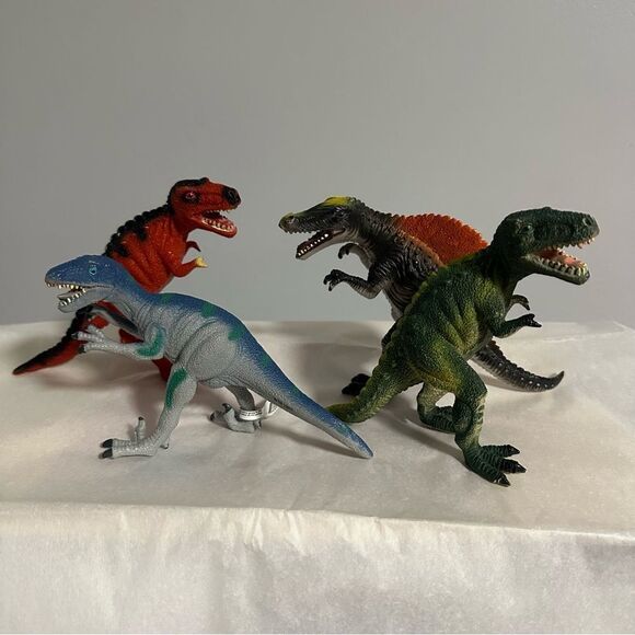 Lot of 4 hard plastic dinosaurs - Picture 1 of 6